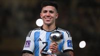 Enzo Fernandez. Gelandang bertahan berusia 21 tahun milik Benfica yang dinobatkan sebagai pemain muda terbaik seiring Argentina menjuarai Piala Dunia 2022 ini kini menjadi incaran banyak klub raksasa Eropa. Pemain yang selalu tampil dalam 7 laga Argentina di Piala Dunia 2022 dengan menyumbang 1 gol dan 1 assist ini diminati Liverpool, MU hingga PSG. Namun tawaran Liverpool senilai 100 juta euro telah ditolak Benfica, sehingga tinggal MU dan PSG yang masih berpeluang memboyongnya di bursa transfer Januari 2023. (AFP/Franck Fife)
