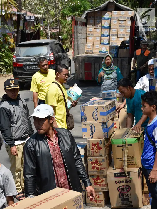 Warga korban gemba saat mendapatkan bantuan berupa paket sembako, obat-obatan, perlengkapan bayi hingga air kemasan di wilayah Lombok Utara, NTB (21/8). Bantuan OT Peduli bertujuan untuk meringankan warga korban gempa. (Liputan6.com/HO/Iwan)