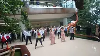 Dua puluh lima orang tenaga kerja di Rumah Sakit Pondok Indah - Bintaro Jaya melakukan flash mob.