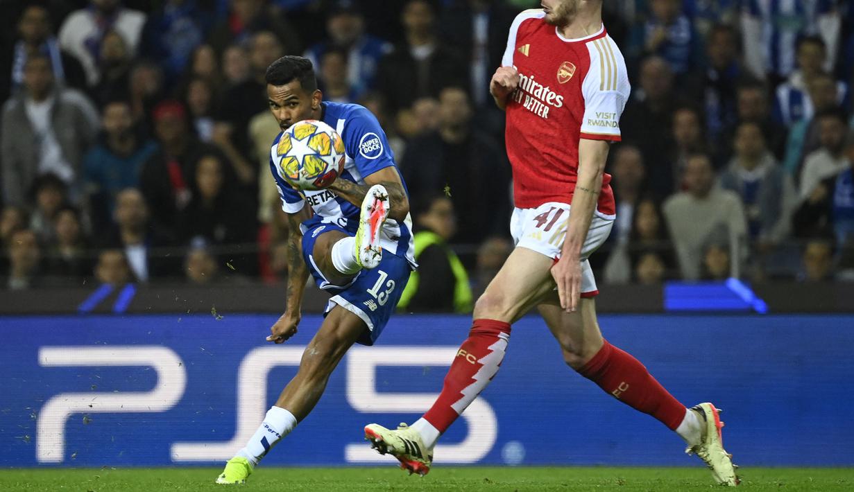 Pemain FC Porto, Wenderson Galeno mencetak gol ke gawang Arsenal dari luar kotak penalti pada laga leg pertama 16 besar Liga Champions 2023/2024 di Dragao stadium, Porto, Portugal, Kamis (22/02/2024) dini hari WIB. (AFP/Miguel Riopa)