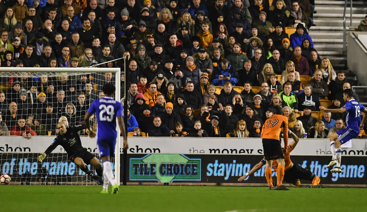 Kiper Wolverhampton Wanderers, Carl Ikeme (kiri) kebobolan lewat gol striker Chelsea, Diego Costa pada laga putaran kelima Piala FA 2016/2017 di Molineux Stadium, Wolverhampton (18/2/2017). Carl Ikeme yang berkebangsaan Nigeria tercatat pernah membela Wolverhampton Wanderers selama 14 musim mulai 2004/2005 hingga 2017/2018, di mana dua musim di antaranya saat Wolves berkompetisi di Premier League pada 2010/2011 dan 2011/2012. Ia hanya mencatatkan 1 penampilan dalam dua musim tersebut. (AFP/Ben Stansall)