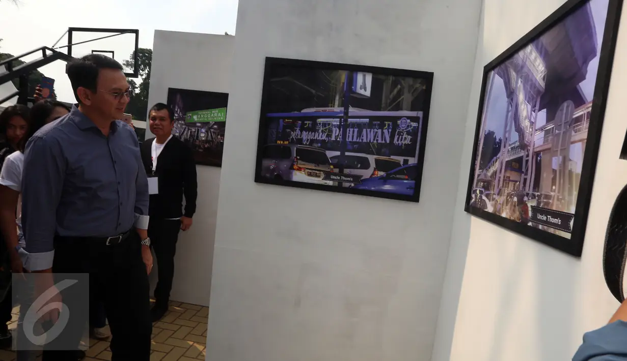 Calon Gubernur Basuki Tjahaja Purnama (Ahok) melihat galeri foto saat mengunjungi acara Jakarta Beragam (JakGram) di Plaza Selatan, Gelora Bung Karno, Jakarta, Sabtu (15/4). (Liputan6.com/Johan Tallo)
