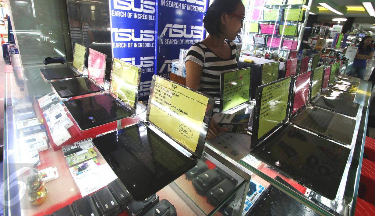 Pedagang tengah menata barang elektronik di Mangga Dua, Jakarta, Minggu (12/6).Hal ini disebabkan oleh membaiknya pertumbuhan ekonomi pada kuartal I/2016. (Liputan6.com/Angga Yuniar)