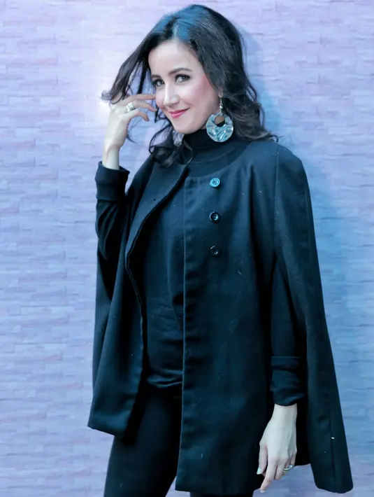 Mobil hadiah pernikahan itu dijual oleh suaminya. Kemudian mengambil lagi dua mobil mewah dengan merek BMW Z4 dan BMW M2, dan uang mukanya dari hasil jual mobil tersebut. (Adrian Putra/Bintang.com)