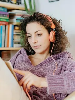 Ilustrasi wanita yang sedang berada di zona nyaman (pexels.com/karolina grabowska).