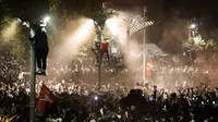 Pawai Juara Arsenal: 16 Suporter Ditangkap, Puluhan Dievakuasi dari Ketinggian
