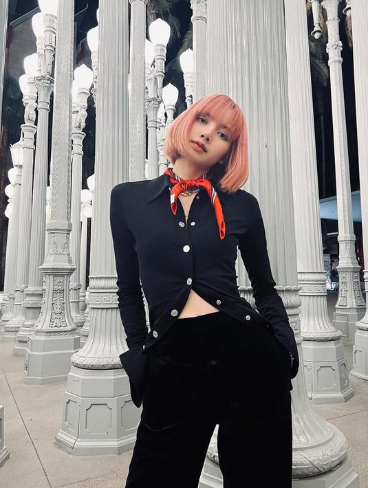 Tampil dengan busana serba hitam, Lisa pun hanya menambahkan detail pada syal yang mengikat di lehernya. Namun, penampilannya satu ini pun cukup menonjolkan warna rambutnya yang berwarna pink. (Liputan6.com/IG/@lalalalisa_m)