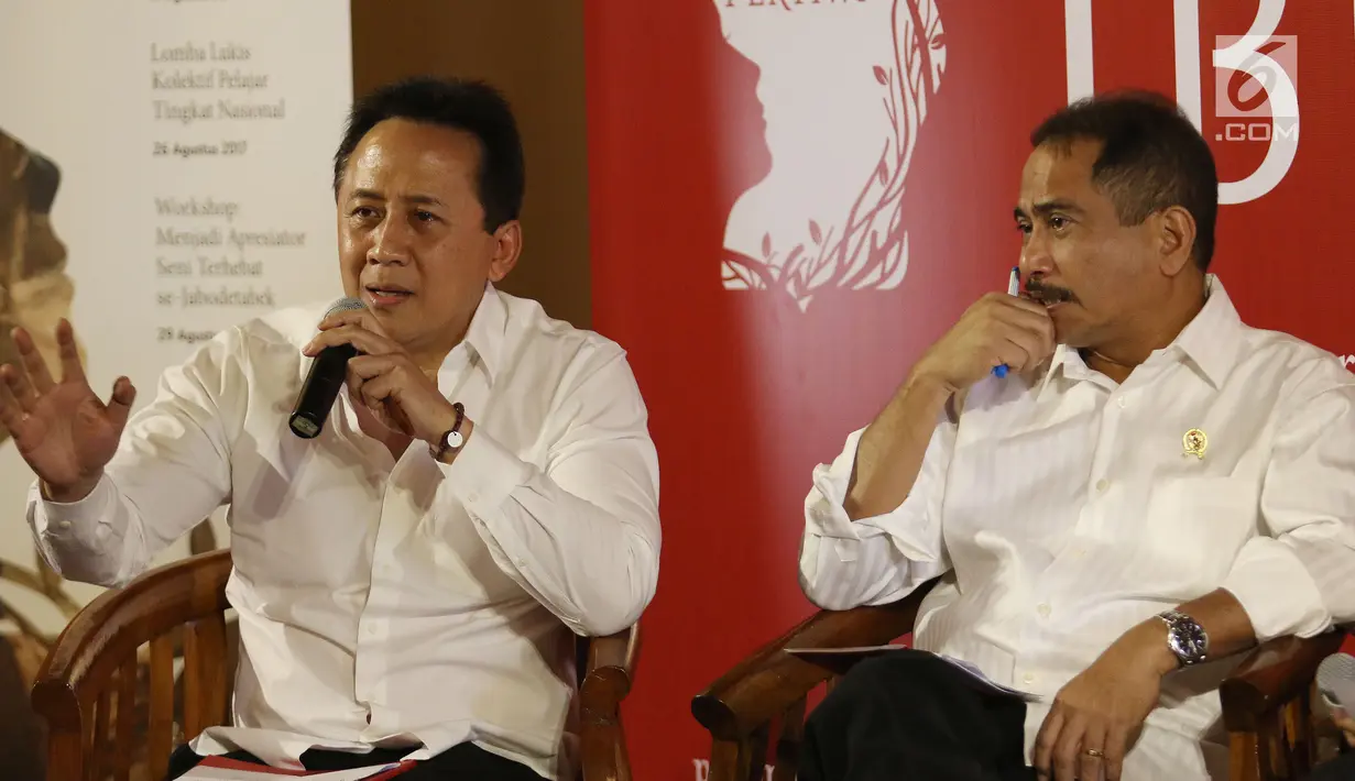 Kepala Bekraf, Triawan Munaf dalam jumpa pers terkait pameran lukisan koleksi Istana Kepresidenan di Galeri Nasional Indonesia, Senin (31/7). Istana Negara memamerkan 48 koleksi lukisannya dalam rangka menyambut HUT RI ke-72. (Liputan6.com/Angga Yuniar)