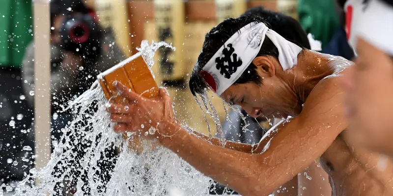 Penganut Shinto Menyucikan Diri dan Jiwa Lewat Ritual Mandi Air Dingin di Jepang