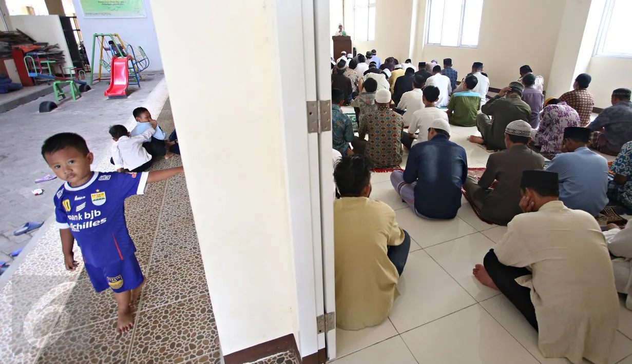 Warga melaksanakan Salat Jumat di ruang kelas PAUD Rusun Muara Baru, Jakarta Utara, Jumat (6/11/2015). Tidak tersedianya fasilitas tempat ibadah, menyebabkan warga terpaksa melaksanakan Salat Jumat di ruang kelas. (Liputan6.com/Immanuel Antonius)