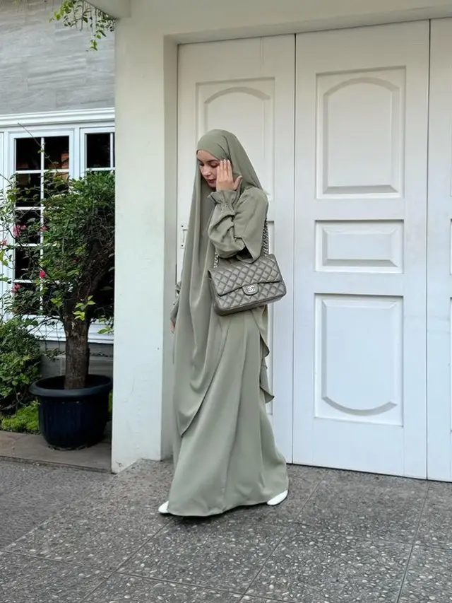 Ide Baju Lebaran Syar'i Polos dari Artis Tanah Air