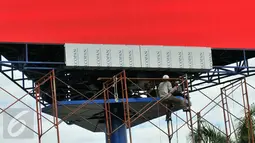 Pekerja saat memasang billboard LED di kawasan Senayan, Jakarta, Selasa (29/12). Penggantian ini bertujuan untuk memperindah kota dan meningkatkan pendapatan asli daerah (PAD). (Liputan6.com/Yoppy Renato)