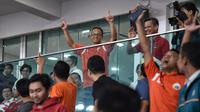 Gubernur DKI Jakarta, Anies Baswedan berselebrasi setelah Persija Jakarta unggul dua gol atas Bali United pada Final Piala Presiden 2018 di Stadion Utama Gelora Bung Karno (SUGBK), Sabtu (17/2). (LIputan6.com/Dok Gubernur DKI/Khairudin Safri)