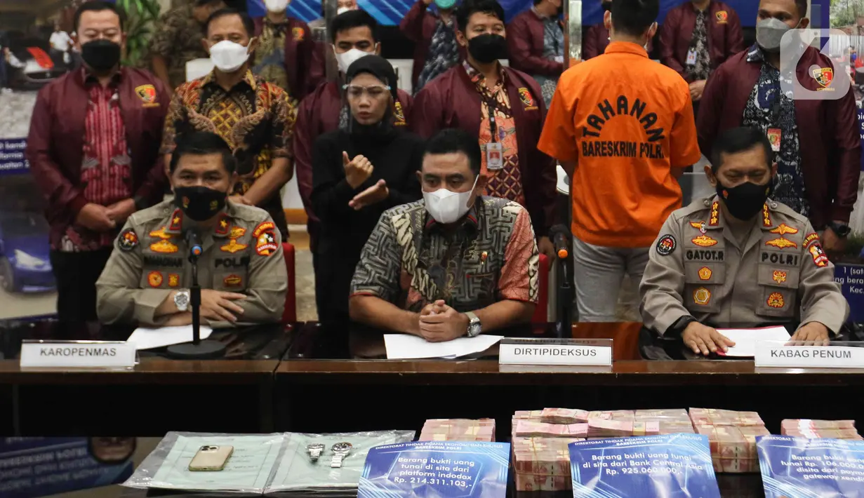 Dirtipideksus Bareskrim Polri Brigjen Pol Whisnu Hermawan (tengah) didampingi Karopenmas Brigjen Pol Ahmad Ramadhan dan Kabag Penum Divisi Humas Polri Kombes Pol Gatot Repli Handoko saat jumpa pers kasus Binomo dengan tersangka Indra Kenz di Jakarta, Jumat (25/3/2022). (Liputan6.com/Herman Zakharia)