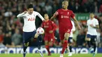Pemain Tottenham Hotspur Son Heung-min (kiri) menggiring bola melewati pemain Liverpool Fabinho pada pertandingan sepak bola Liga Inggris di Stadion Anfield, Liverpool, Inggris, 7 Mei 2022. Pertandingan berakhir imbang 1-1. (AP Photo/Jon Super)