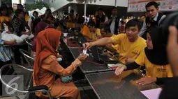 Sejumlah warga antre membeli sembako pada Pasar Murah Ramadan 2016 di kawasan SCBD, Jakarta, Selasa (31/5). Pasar Murah Ramadan 2016 yang diadakan oleh Artha Graha Peduli itu berlangsung dari 31 Mei hingga 5 Juli mendatang. (Liputan6.com/Gempur M Surya)