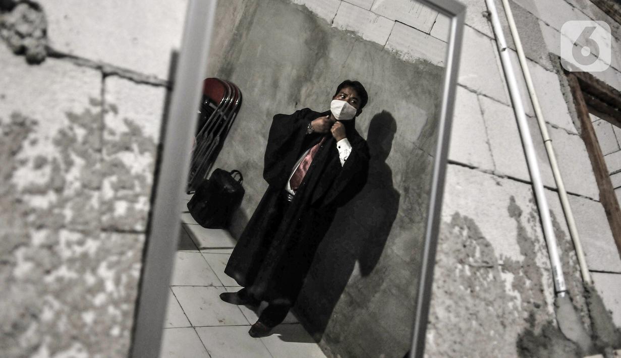 Pendeta HKBP Filadelfia Saut Simanjuntak bersiap memimpin ibadah malam Natal di Gedung Serbaguna Mandiri Sejahtra CBL, Desa Sumber Jaya, Tambun, Bekasi, Jawa Barat, Kamis (24/12/2020). Bangunan gereja jemaat HKBP Filadelfia sempat disegel oleh Pemkab Bekasi pada 2009. (merdeka.com/Iqbal S. Nugroho)