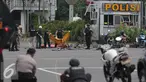 Sejumlah Petugas saat memproses evakuasi mayat korban ledakan bom di pos pol sarinah, Jakarta, Kamis, (14/1/2016). Beberapa ledakan dan suara senjata api terjadi di pusat ibukota. (Liputan6.com/Angga Yuniar)