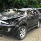 Fortuner bernomor polisi B 201 RFD menabrak pengendara motor di Km 15 Jalan Daan Mogot, Jakarta Barat. (Liputan6.com/Ahmad Romadoni)