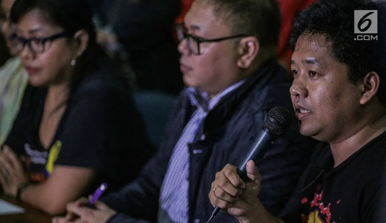 Peneliti SMRC Saidiman Ahmad (kanan) menyampaikan keterangan pers terkait penangkapan Robertus Robet di Gedung YLBHI, Jakarta, Kamis (7/3). Mereka meminta pihak kepolisian menghentikan proses penyidikan Robertus Robet. (Liputan6.com/Faizal Fanani)