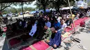 Ratusan pengungsi menjalankan salat Jumat pascagempa dan tsunami di Lapangan Masjid Agung Daru Salam, Palu, Jumat (5/10). Salat digelar di lapangan karena pondasi masjid yang hancur. (Liputan6.com/Fery Pradolo)