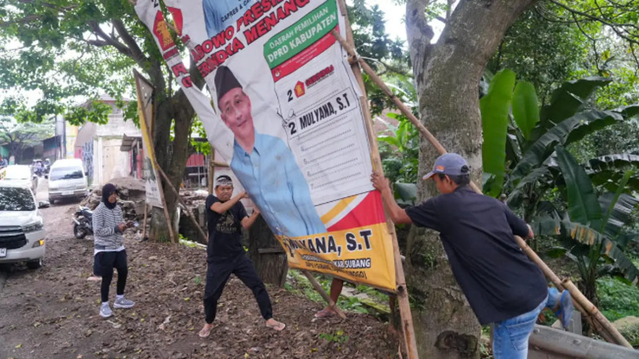 Masa Tenang, Dedi Mulyadi Bersih-bersih APK Prabowo dan Gerindra di Jalur Purwakarta-Subang