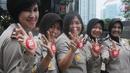 Sejumlah polisi wanita (polwan) menunjukkan pin antikorupsi di depan Gedung KPK, Jakarta, Kamis (29/8/2019). Jelang HUT ke-71 Polwan RI, sejumlah polisi wanita menggelar pertemuan dengan Wakil Ketua KPK Irjen Pol (Purn) Basaria Panjaitan. (Merdeka.com/Dwi Narwoko)