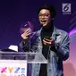 Konten kreator Aulion memberi sambutan saat menerima penghargaan best creator for art dalam acara XYZ Day 2018 di The Hall Senayan City, Jakarta, Rabu (25/4). (Liputan6.com/Herman Zakharia)