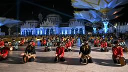 Penari membawakan tarian tradisional Rapa'i Geleng saat pembukaan Festival Ekonomi Syariah Sumatera di depan Masjid Raya Baiturrahman, Banda Aceh, Aceh, 4 Agustus 2022. (Chaideer MAHYUDDIN/AFP)