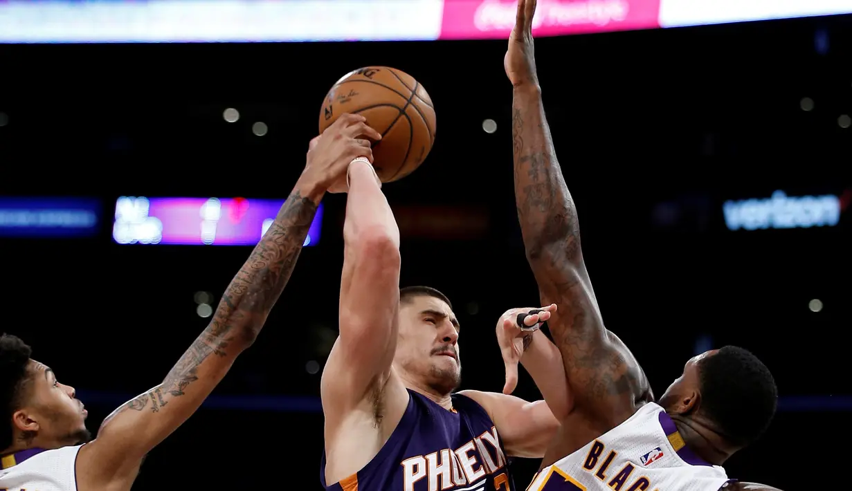  Pemain Los Angeles Lakers, Brandon Ingram (kiri) dan Tarik Black (kanan), berusaha menghentikan serangan pemain Phoenix Suns, Alex Len, dalam laga basket NBA di Staples Center, Los Angeles, Senin (7/11/2016) pagi WIB. (AP Photo/Alex Gallardo)