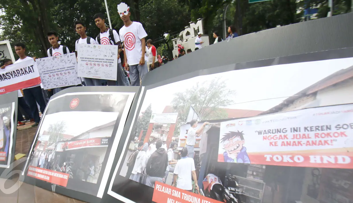 Foto himbauan anti rokok yang dipampang saat sejumlah pelajar menggelar aksinya di depan Istana Presiden, Jakarta, Sabtu, (25/2). (Liputan6.com/Helmi Afandi)