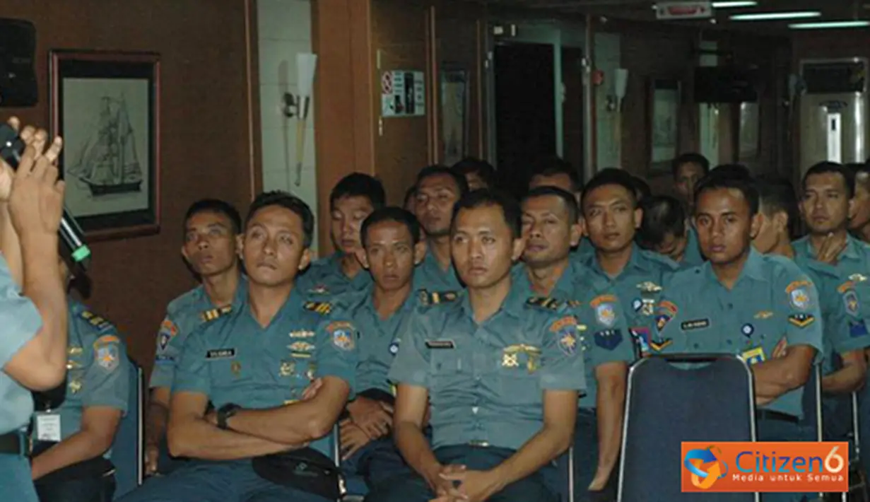 Citizen6, Jakarta: Prajurit KRI Kolinlamil mendapatkan pencerahan hukum dari Diskum Kolinlamil, Mayor Laut (KH) Teguh Sudianto di atas geladak KRI Tanjung Nusanive - 973 Tanjung Priok, Jakarta, Kamis, (26/7). (Pengirim: Kadispen Kolinlamil).