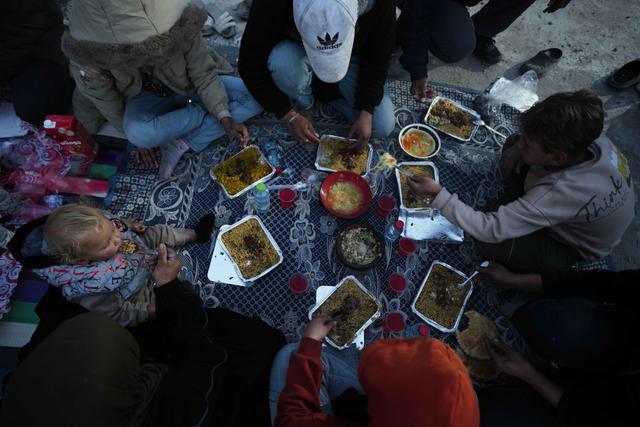 Dibayangi Krisis Kemanusiaan, Warga Gaza Jaga Nuansa Hangat Kebersamaan Ramadan