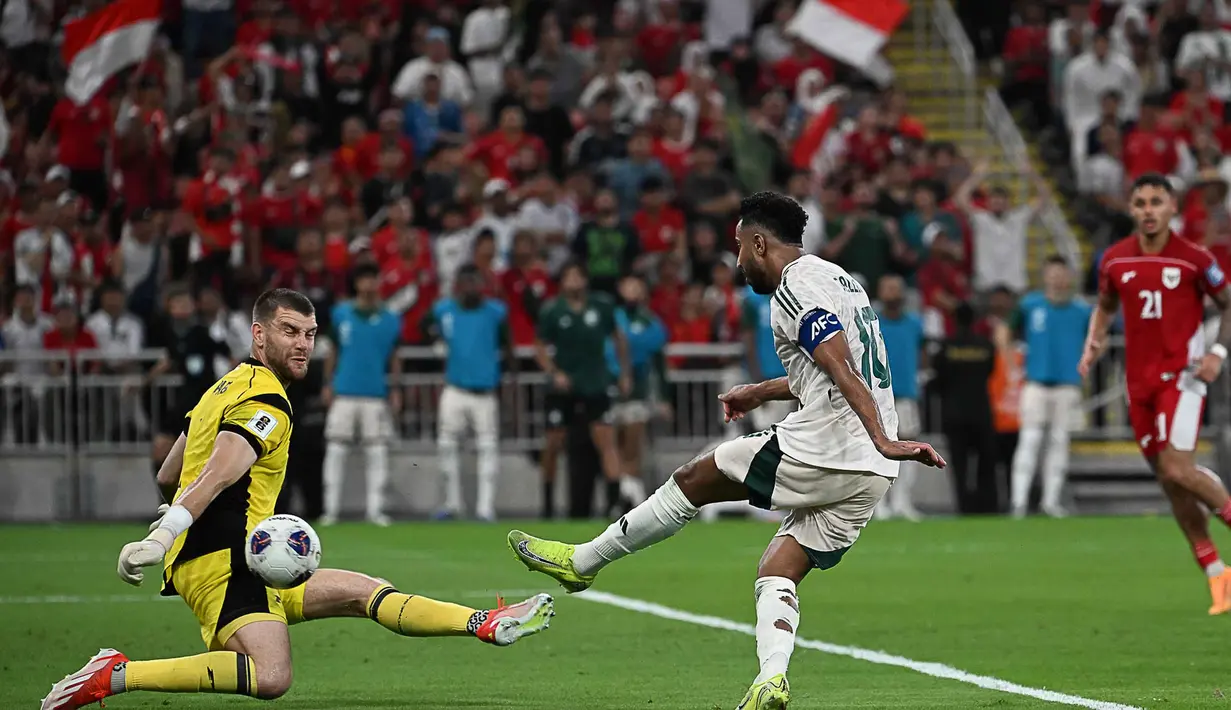 Di babak kedua, Arab Saudi lebih banyak mengontrol permainan. Arab Saudi mempertebal keunggulan atas Indonesia di menit ke-62 lewat aksi Feras Albrikan. Tampak dalam foto, pemain Arab Saudi Salem Al Dawsari (kanan) mencoba melepaskan tembakan di depan kiper Indonesia Maarten Vincent Paes pada pertandingan pertama Grup B Putaran 4 Kualifikasi Piala Dunia 2026 zona Asia di Stadion Alinma Bank, King Abdullah Sports City, Jeddah, Arab Saudi, Rabu 8 Oktober 2025 waktu setempat atau Kamis (9/10/2025) dini hari WIB. (AP Photo)