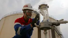 Petugas melakukan pengecekan berkala kualitas bahan bakar avtur pada Instalasi Depot Pengisian Pesawat Udara (DPPU) Soekarno-Hatta Fuel Terminal & Hydrant Installation (SHAFTHI) di kawasan Bandara Soekarno-Hatta, Tangerang, Banten, Selasa (2/10/2024). (Liputan6.com/Herman Zakharia)