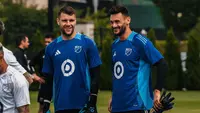 Calon kiper Timnas Indonesia, Maarten Paes bersama Hugo Lloris. (Bola.com/Dok.Instagram Maarten Paes).