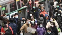 Masyarakat Taiwan menggunakan masker ketika menggunakan transportasi umum MRT sebagai upaya pencegahan Virus Corona. (Source: AFP)