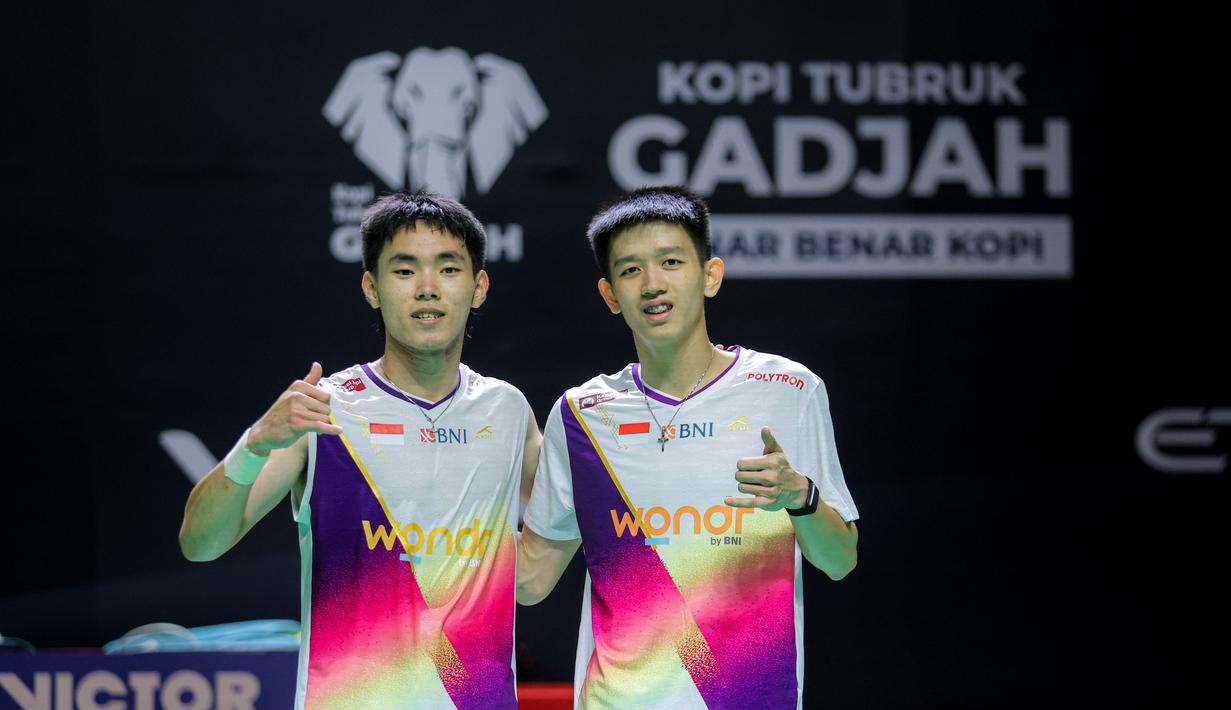 Raymond Indra/Nikolaus Joaquin menutup gim penentuan dengan skor telak 21-10. Tampak dalam foto, pasangan ganda putra Indonesia Raymond Indra/Nikolaus Joaquin usai bertanding melawan wakil Prancis, Eloi Adam/Leo Rossi di Istora Gelora Bung Karno (GBK), Senayan, Jakarta, Selasa (20/1/2026). (Bola.com/Bagaskara Lazuardi)