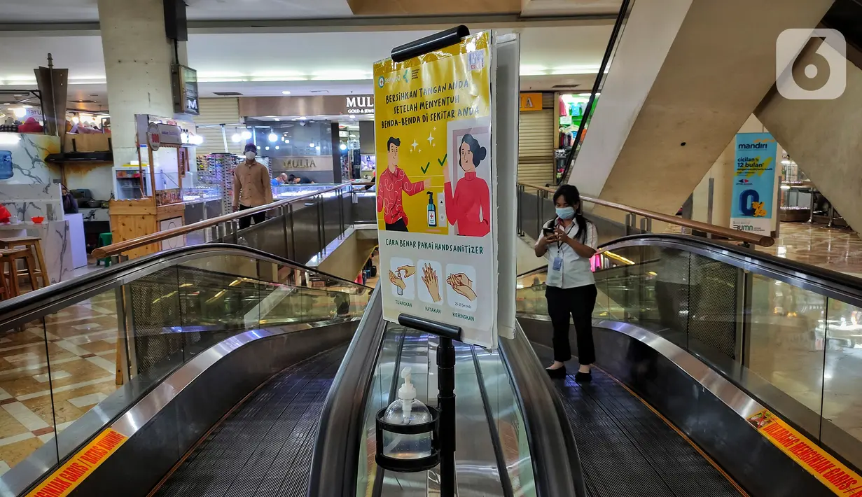 Pengunjung beraktivitas di pusat perbelanjaan Ambasador, Jakarta, Rabu (23/6/2021). Pemerintah memperkuat Pemberlakuan Pembatasan Kegiatan Masyarakat (PPKM) skala mikro, di antaranya pembatasan jam operasional pusat perbelanjaan yang dibatasi sampai pukul 20.00WIB. (Liputan6.com/Johan Tallo)