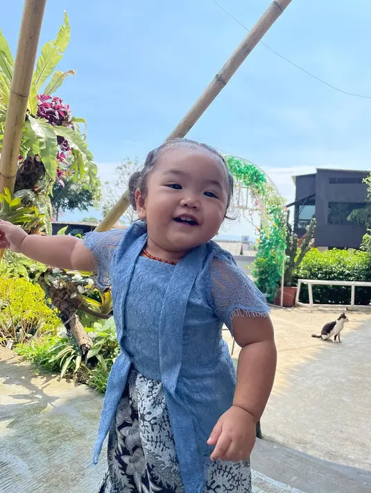 Melihat balita ini memakai kebaya, sontak saja netizen memberikan pujian kepada Xarena. Banyak netizen yang menyebut Xarena makin lucu dan gemas banget!