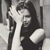 Agak lebay, sih. Tapi, cewek kalau ketemu idola ya begini nih ekspresinya. (Via: pinterest.com)