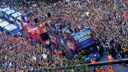 Para suporter Barcelona saat merayakan kemenangan meraih treble winners saat parade di Barcelona, Spanyol (7/6/2015). Barcelona sukses meraih 'treble winners' liga spanyol, Copa del Rey dan Liga Champions. (REUTERS/Albert Gea)