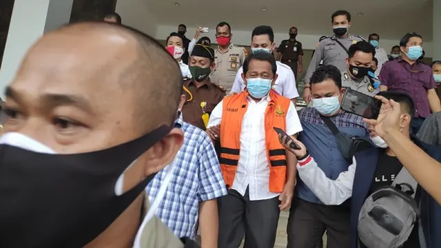 Sekda Riau Yan Prana Indra Jaya ketika digiring petugas Kejati Riau ke sel tahanan karena kasus korupsi.