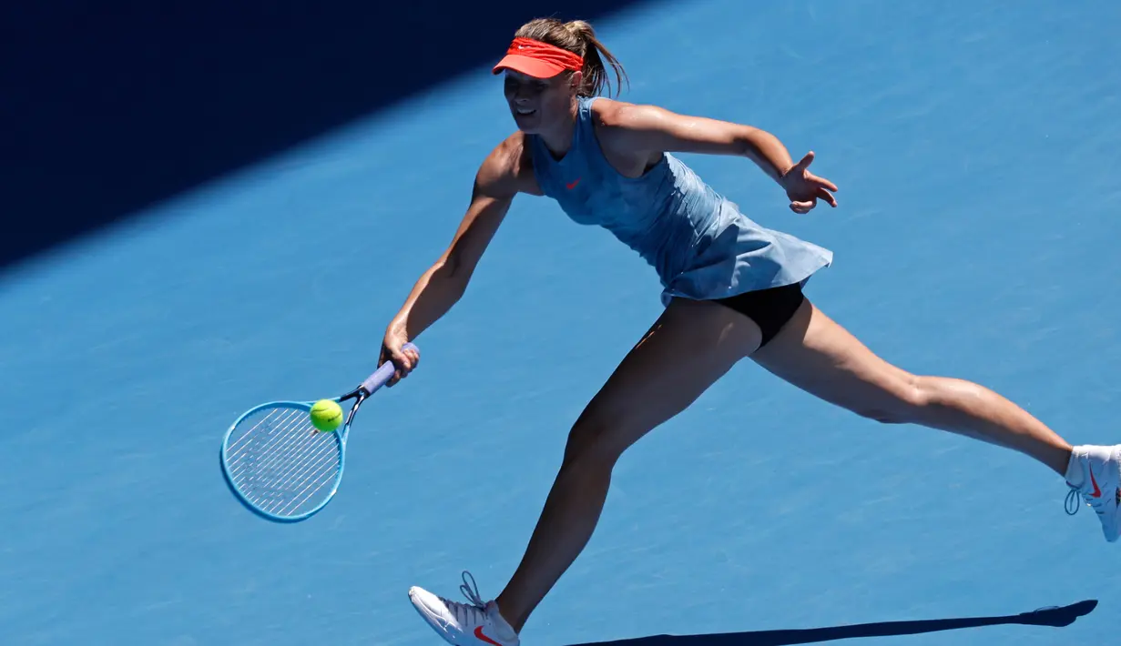 Petenis Rusia Maria Sharapova berusaha mengembalikan bola pukulan Ashleigh Barty dari Australia selama babak keempat Australia Terbuka 2019 di Melbourne, Australia (20/1). Sharapova kalah 4-6 6-1 6-4. (AP Photo/Aaron Favila)