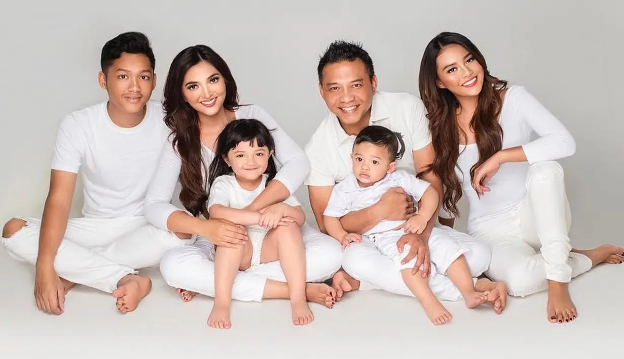 Tidak hanya kompak dengan busana warna hitam, keluarga Ashanty dan Anang juga terlihat serasi dengan busana warna putih. (Foto: instagram.com/ashanty_ash)