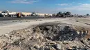 Kawah terlihat setelah serangan rudal Iran terhadap pangkalan udara Ain al-Asad di Anbar, Irak, Senin (13/1/2020). Iran menghujani pangkalan militer AS tersebut dengan rudal sebagai balasan atas kematian Jenderal Qasem Soleimani. (AP Photo/Ali Abdul Hassan)