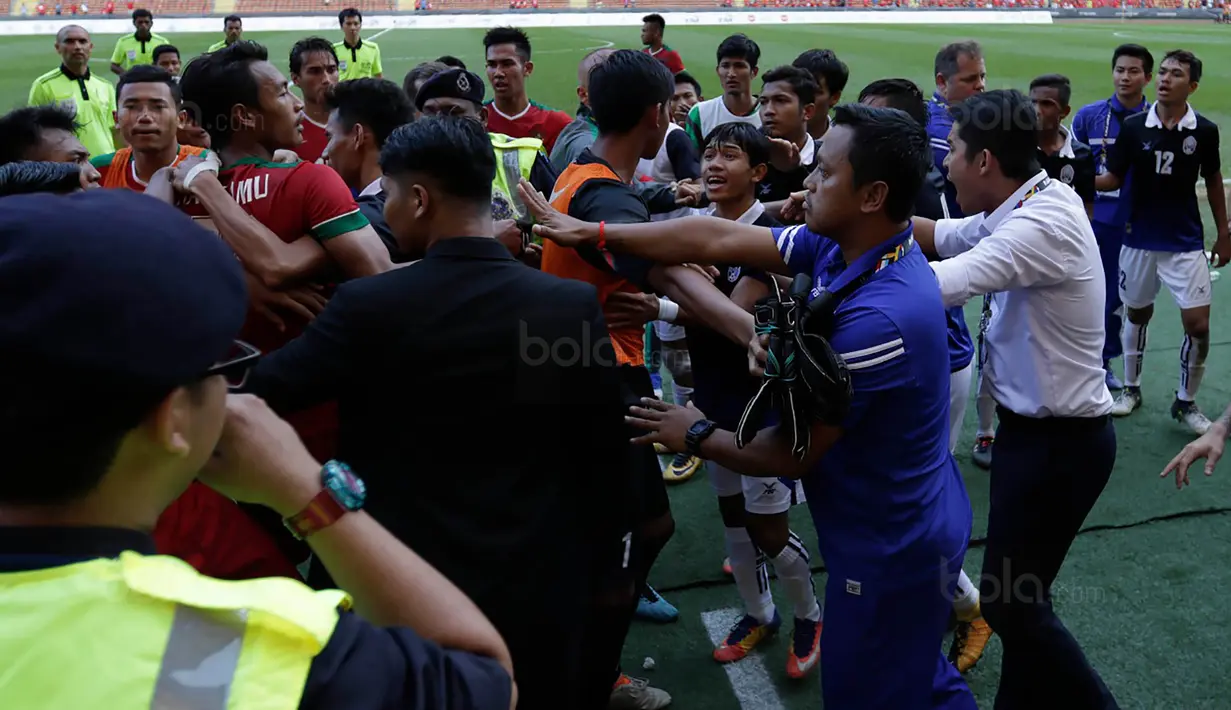 Para pemain timnas Indonesia terlibat pertikaian dengan pemain Kamboja di Stadion Shah Alam, Selangor, Kamis, (24/8/2017). Indonesia menang 2-0 atas Kamboja. (Bola.com/Vitalis Yogi Trisna)