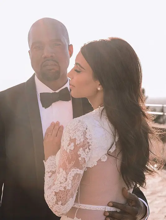 Sementara itu, Kim Kardashian pun nampak sangat bahagia merayakan ulang tahun pernikahan keempat bersama dengan Kanye West. (instagram/kimkardashian)