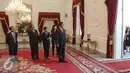 Presiden Joko Widodo menunggu kedatangan Ketua Parlemen Tiongkok Yu Zhengsheng di Istana Merdeka, Jakarta, Senin (27/7/2015). Kedatangan Yu Zhengsheng untuk membahas investasi Tiongkok dan kerja sama di bidang kelautan. (Liputan6.com/Faizal Fanani)