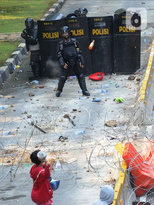 Polisi terlibat bentrok dengan pengunjuk rasa yang menolak UU Cipta Kerja di kawasan Patung Kuda, Jakarta, Kamis (8/10/2020). (merdeka.com/Arie Basuki)